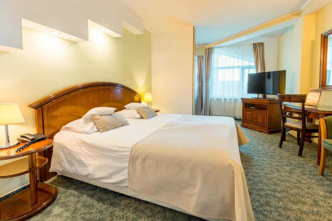 Hotel Ambient Braşov Exteriör bild