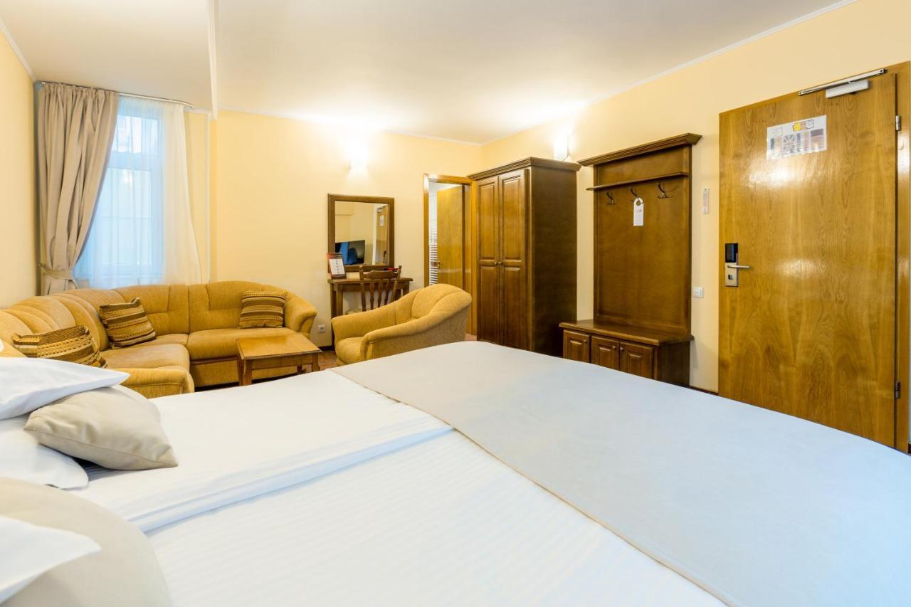 Hotel Ambient Braşov Exteriör bild