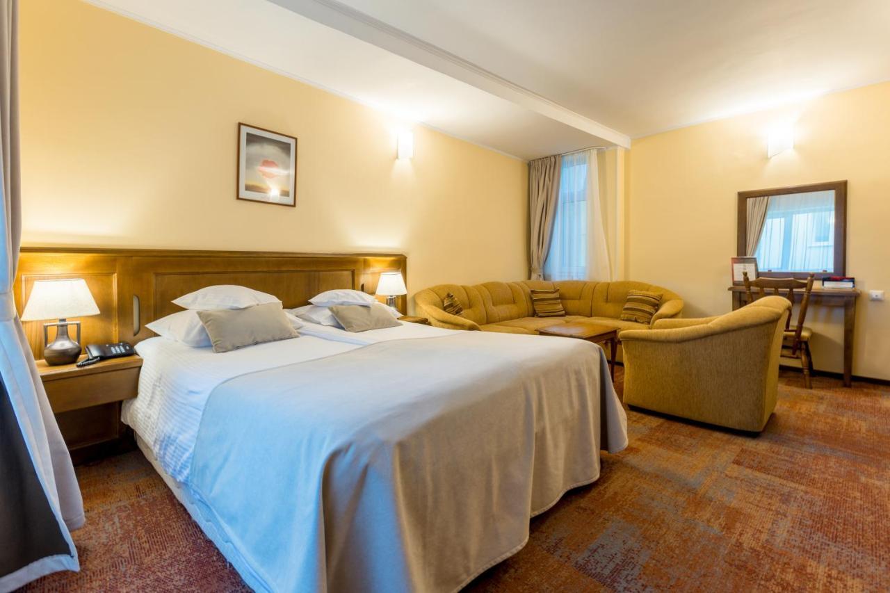 Hotel Ambient Braşov Exteriör bild